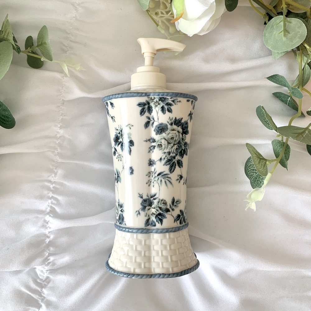 Grandmillenial Cabbage Blue Rose Liquid Soap Pump